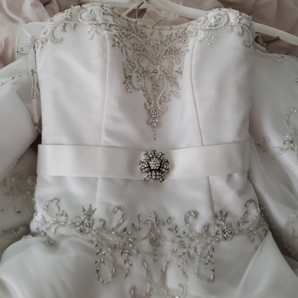 Size 4 oleg cassini wedding dress. Altered size 2